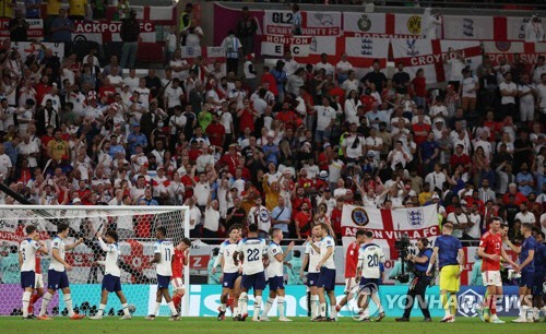 30일 오전(한국시간) 카타르 알라이얀의 아흐마드 빈 알리 스타디움에서 열린 2022 카타르 월드컵 조별리그 B조 3차전 웨일스와 잉글랜드 경기. 3-0 완승을 거둔 잉글랜드 선수들이 경기 종료 뒤 기쁨을 나누고 있다.   알라이얀=연합뉴스